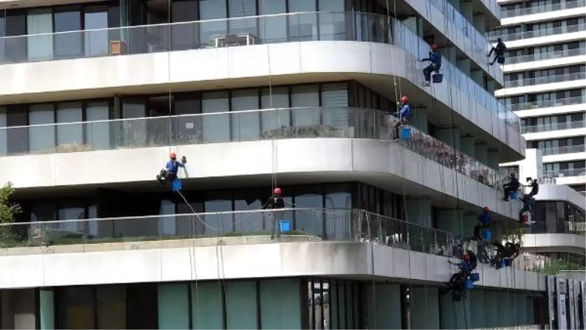 20 Katlı Binayı Böyle Temizlediler