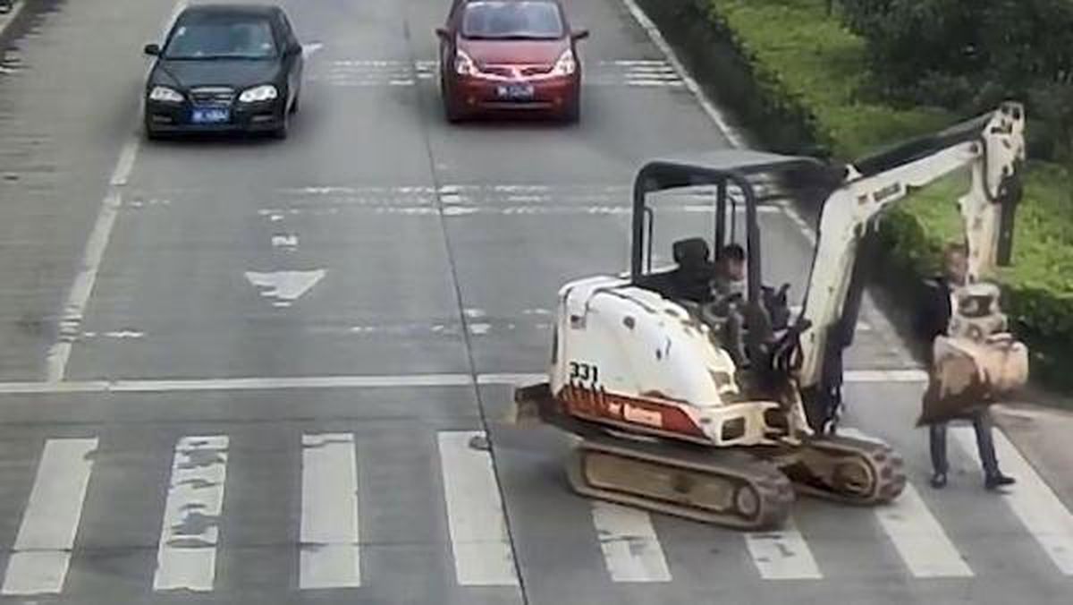 6 Yaşındaki Oğluna Trafikte İş Makinesi Kullandırdı