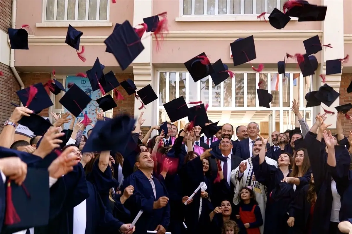 Anadolu Üniversitesi Lefkoşa Kampüsü\'nde Mezuniyet Coşkusu