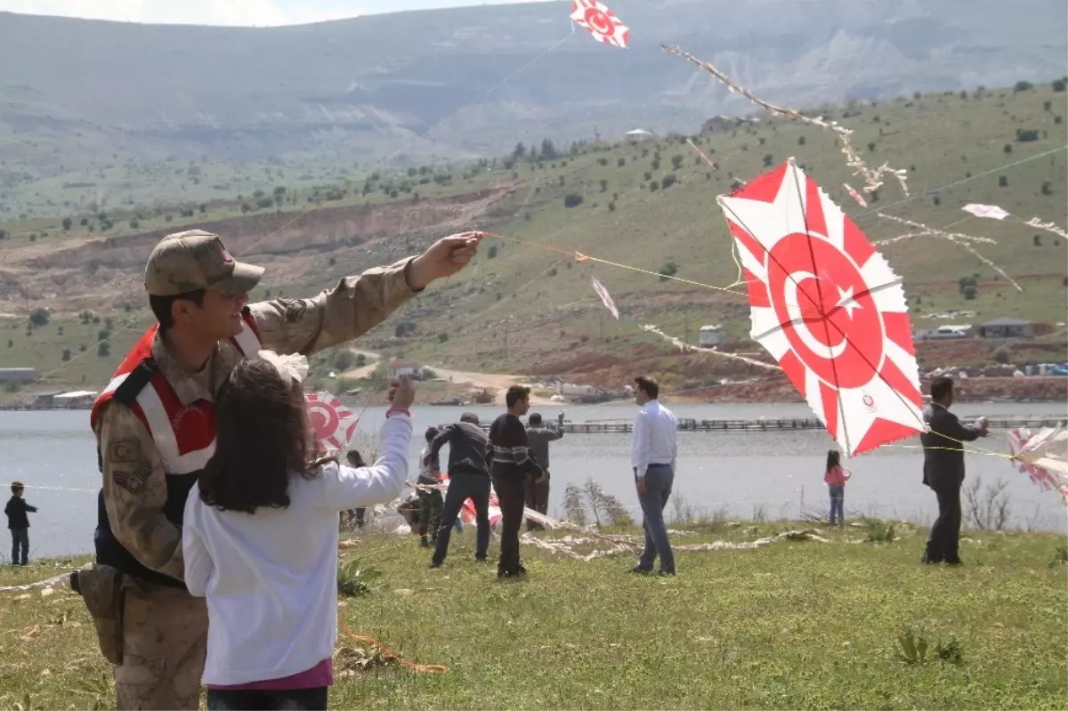 Ay Yıldızlı Uçurtmalar, Renkli Görüntüler Oluşturdu