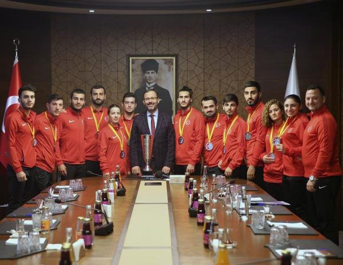 Bakan Kasapoğlu, Milli Karatecilerle Bir Araya Geldi