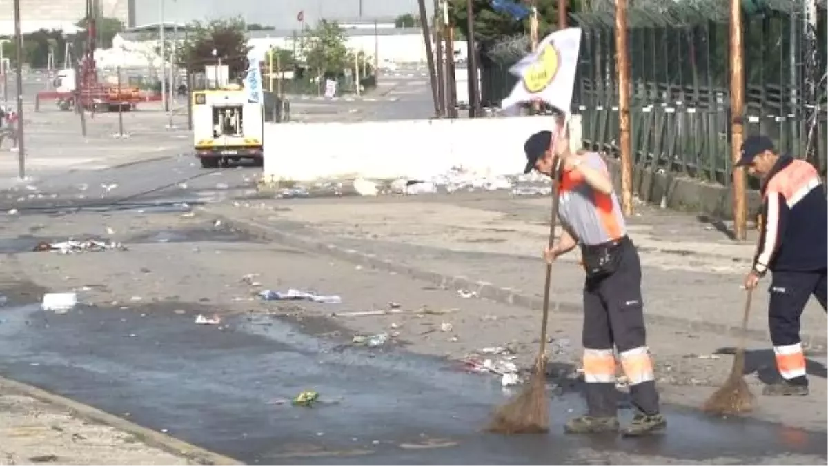 Bakırköy\'de Kutlamalar Bitti Alanda Temizlik Yapılıyor