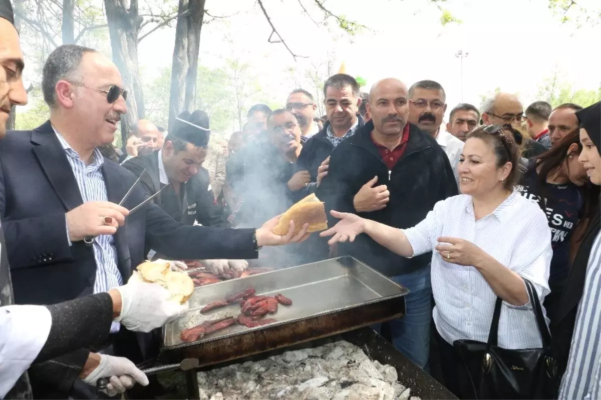 Başkan Saygılı\'dan İşçilere Sucuk-ekmek