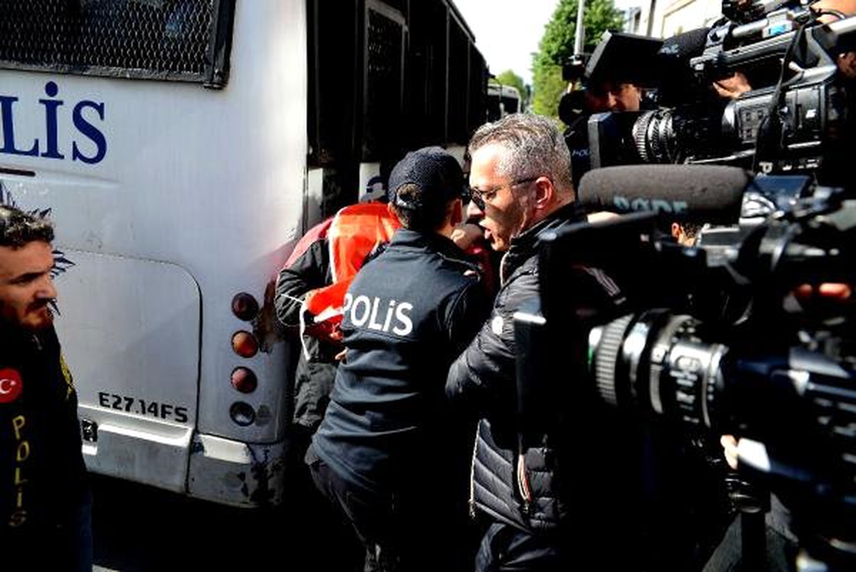 Beşiktaş\'tan Taksim\'e Yürümek İsteyen Gruba Gözaltı