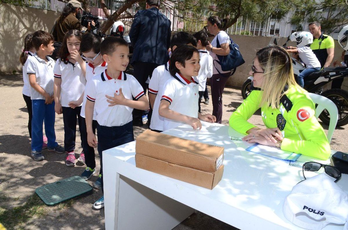 Çocuklar Polis Motoruna Hayran Kaldı