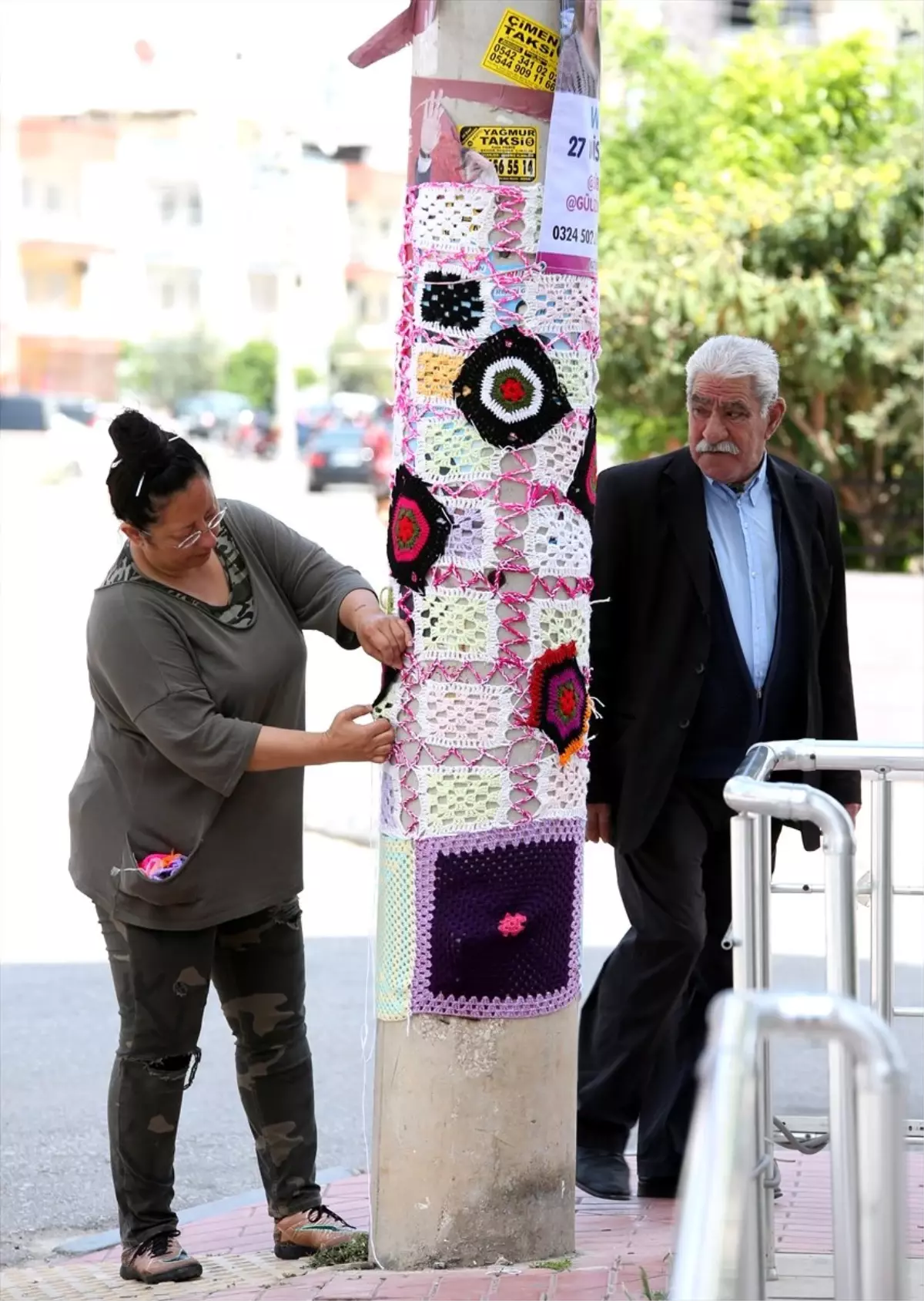 Çocuklara Yardım İçin Ağaç ve Direkleri Örgülerle Kaplıyor