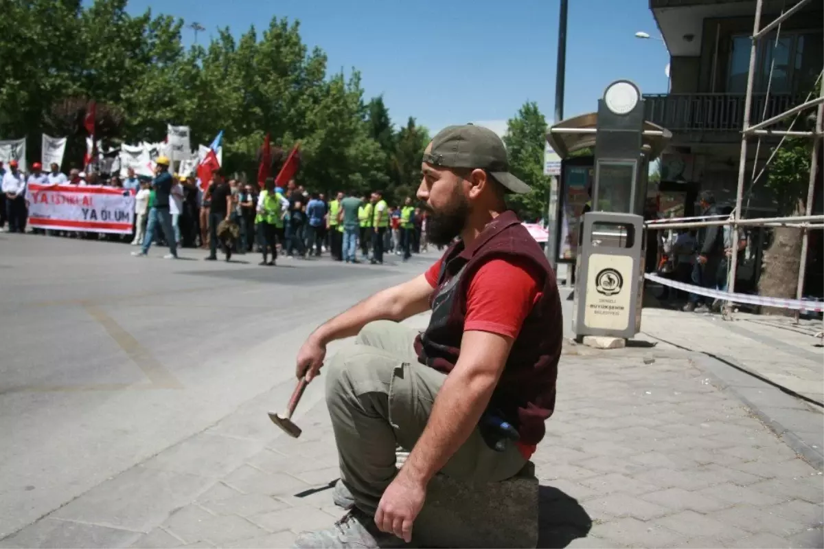 İnşaat İşçisinin 1 Mayıs Mesaisi Miting Yapanları Çekici ile İzlemek Oldu