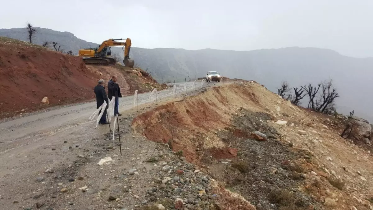 İş Makineleri Kaya Parçalarının Altında Kalmaktan Son Anda Kurtuldu