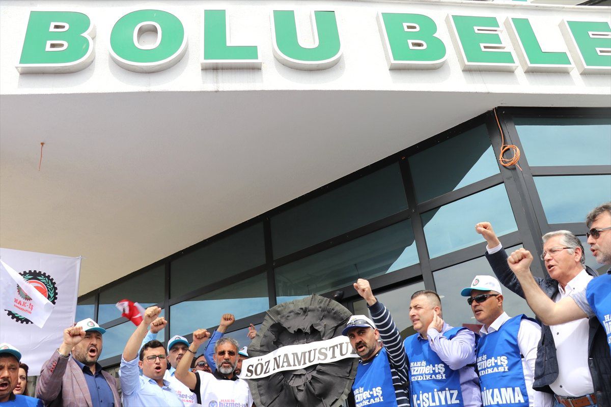 İşçiler Bolu Belediyesi Önüne Siyah Çelenk Bıraktı