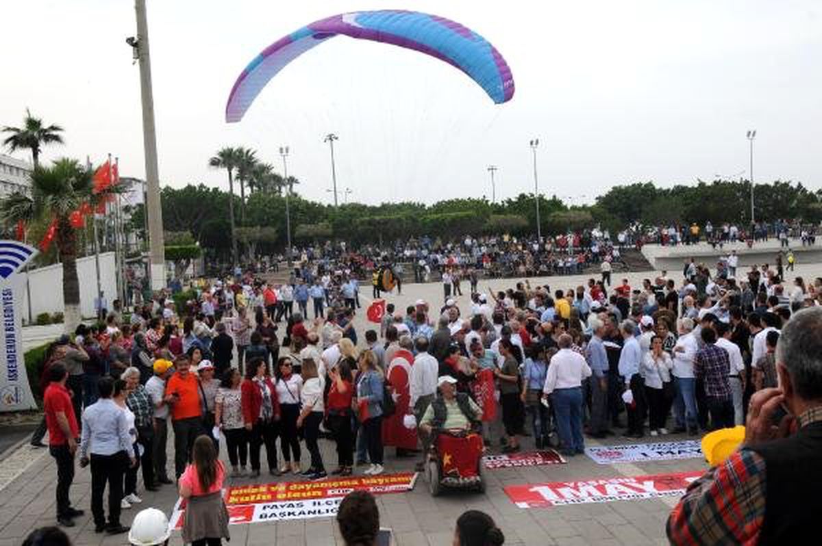 İskenderun\'da Paraşütlü 1 Mayıs Kutlaması