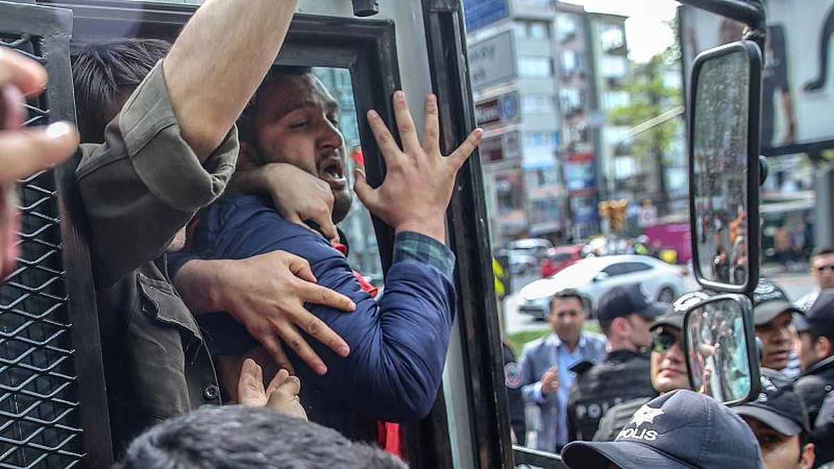 İstanbul\'da 1 Mayıs Gösterileri İçin Taksim\'e Çıkmak İsteyenlere Polis Müdahalesi: En Az 84 Gözaltı