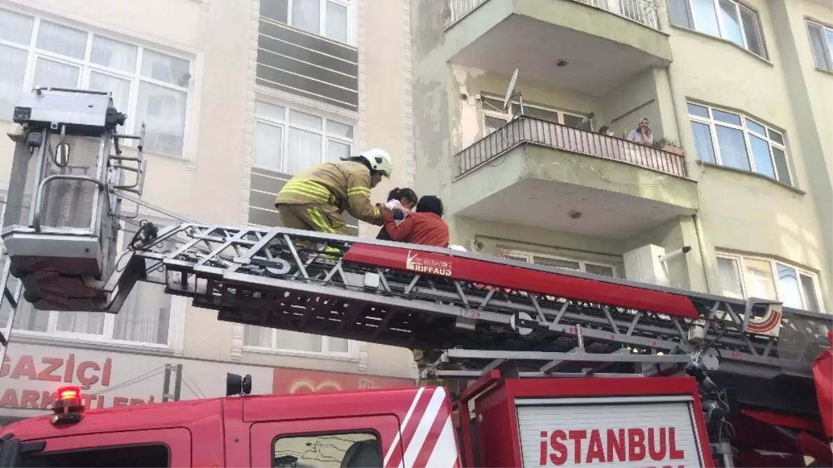 İstanbul\'da Korku Dolu Anlar: 20 Kişi Yangında Mahsur Kaldı