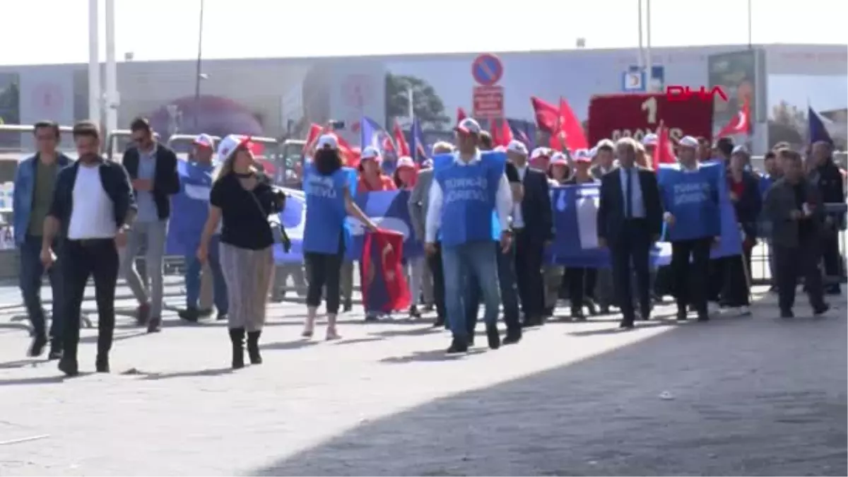 İstanbul- Türk-İş Taksim Kazancı Yokuşuna Karanfil Bıraktı