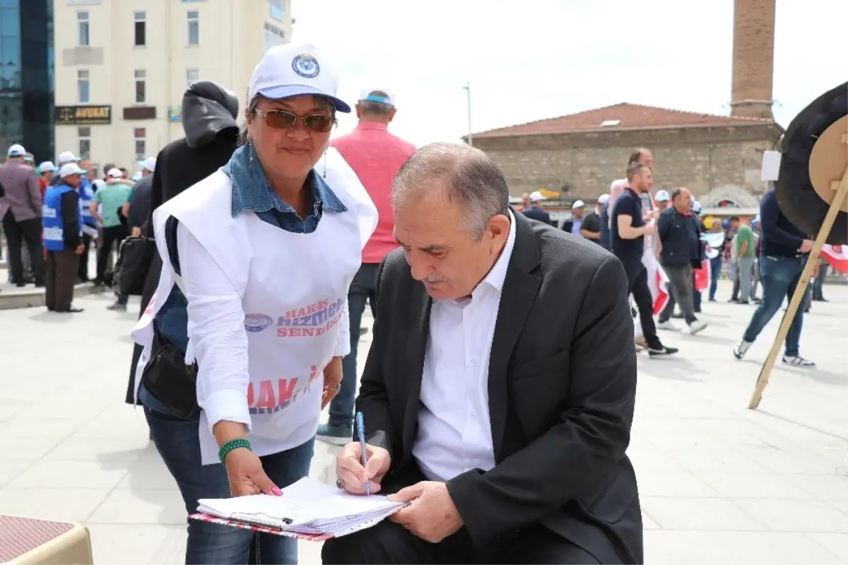 İşten Çıkarılan Belediye İşçileri, Bolu Belediyesi Binasına Siyah Çelenk Bıraktı