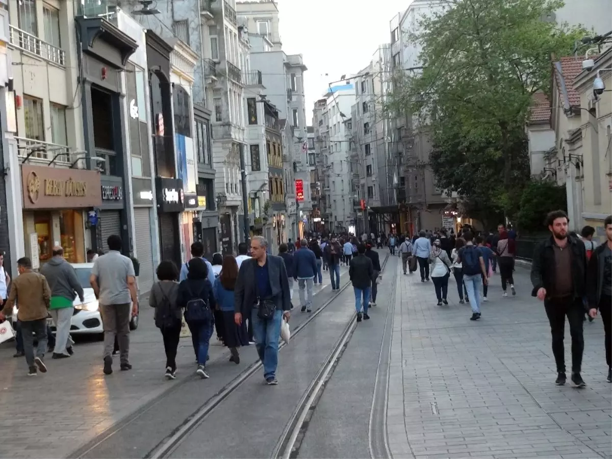 İstiklal Caddesi Yaya Trafiğine Açıldı