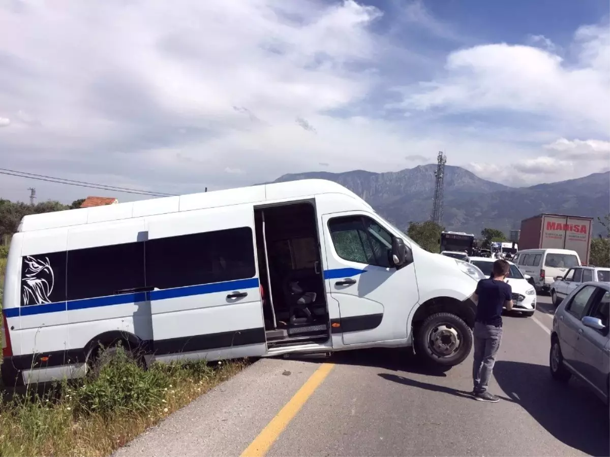 Manisa\'da Otomobil ile İşçi Servisi Çarpıştı: 5 Yaralı