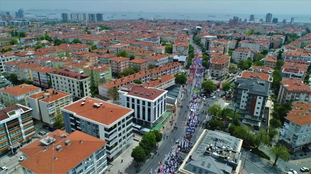 Metrelerce Uzunluktaki Kortej ve Miting Alanı Havadan Görüntülendi