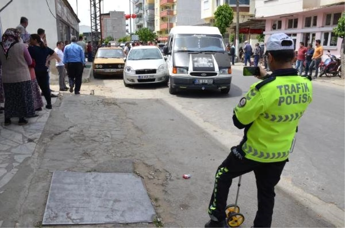 Minibüsle Çarpışan Otomobil Yayaların Arasına Daldı: 1\'i Çocuk, 3 Yaralı