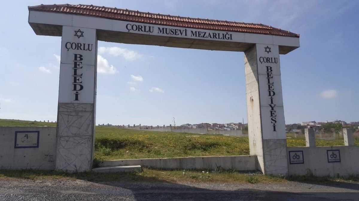 Musevi Mezarlığı\'nın Kapı ve Korkuluklarını Çaldılar