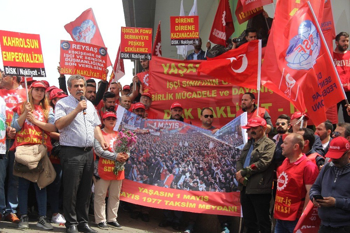 Nakliyat-İş Sendikası Taksim Cumhuriyet Anıtı\'na Çelenk Bıraktı
