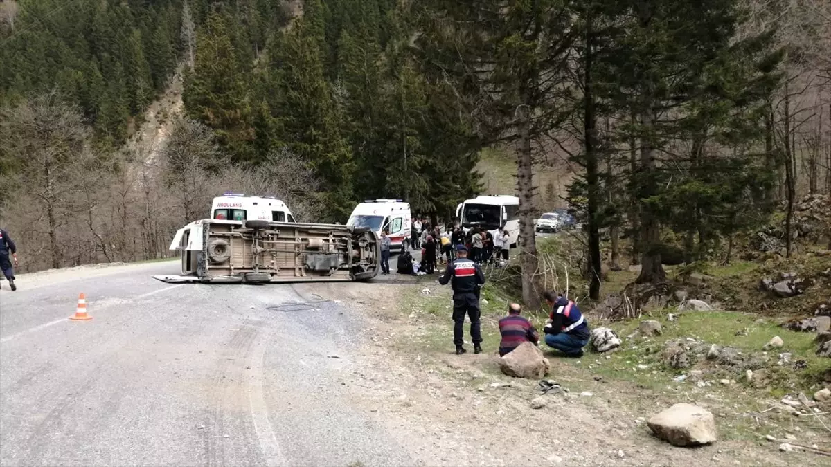 Öğrencileri Geziye Götüren Minibüs Devrildi: 10 Yaralı