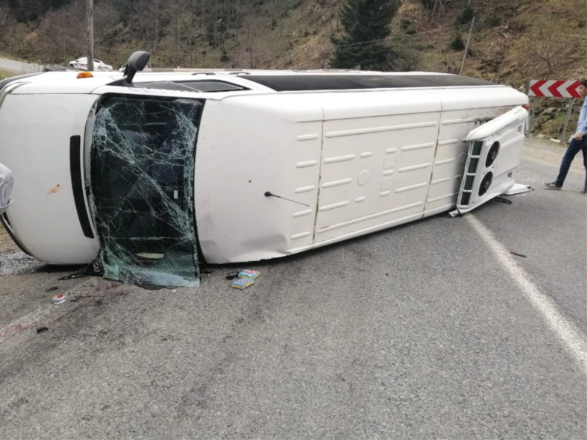 Rize\'de Erzurumlu Öğrencileri Taşıyan Gezi Minibüsü Devrildi: 17 Öğrenci Yaralı