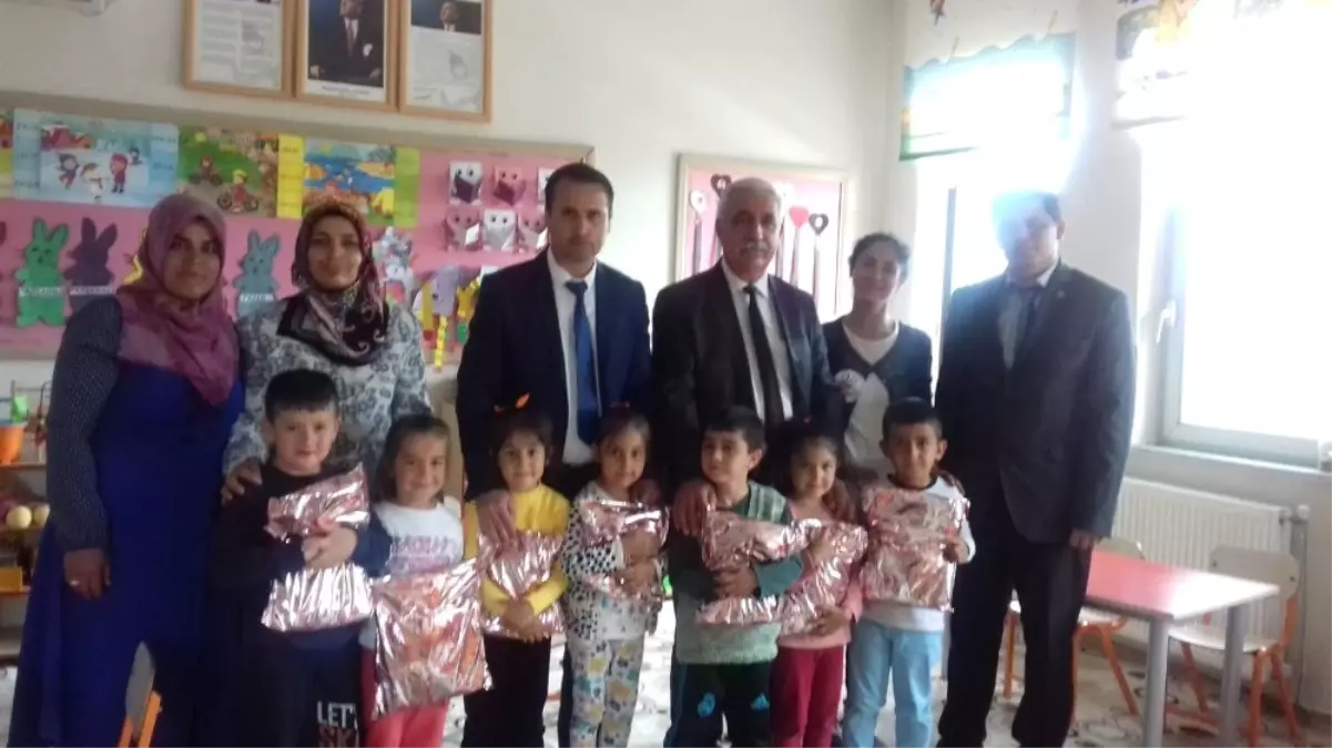 Samsat\'ta AK Parti Kadın Kolları Minik Öğrencileri Sevindirdi