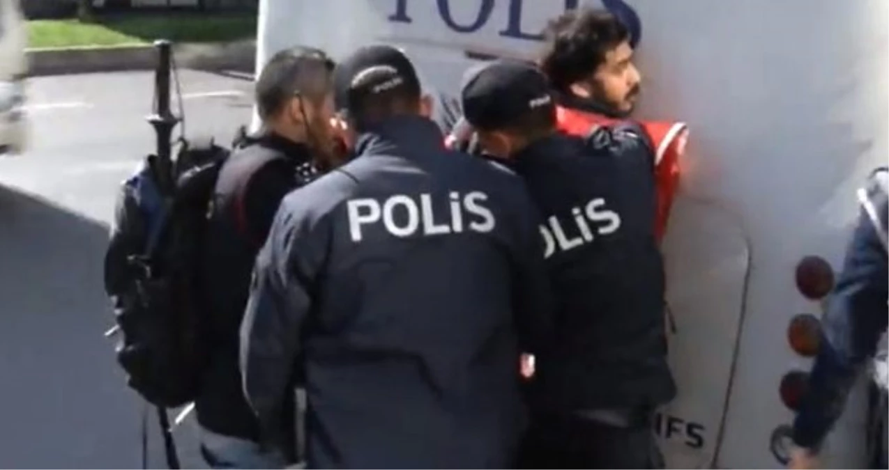 Taksim\'e Yürümek İsteyen Gruplara Müdahale Anı Kamerada, Gözaltı Sayısı Yükseldi