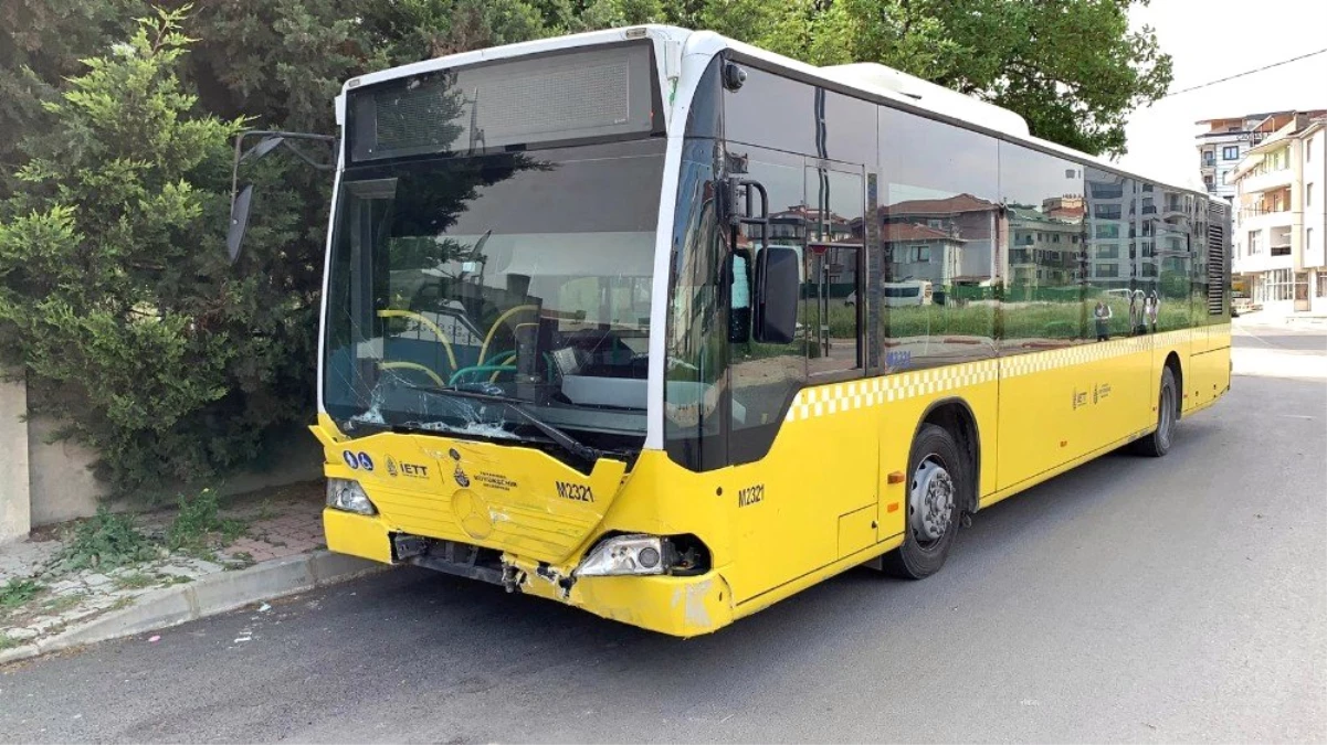 Sultanbeyli\'de Halk Otobüsü Polis Aracına Çarptı: 2 Polis Yaralı