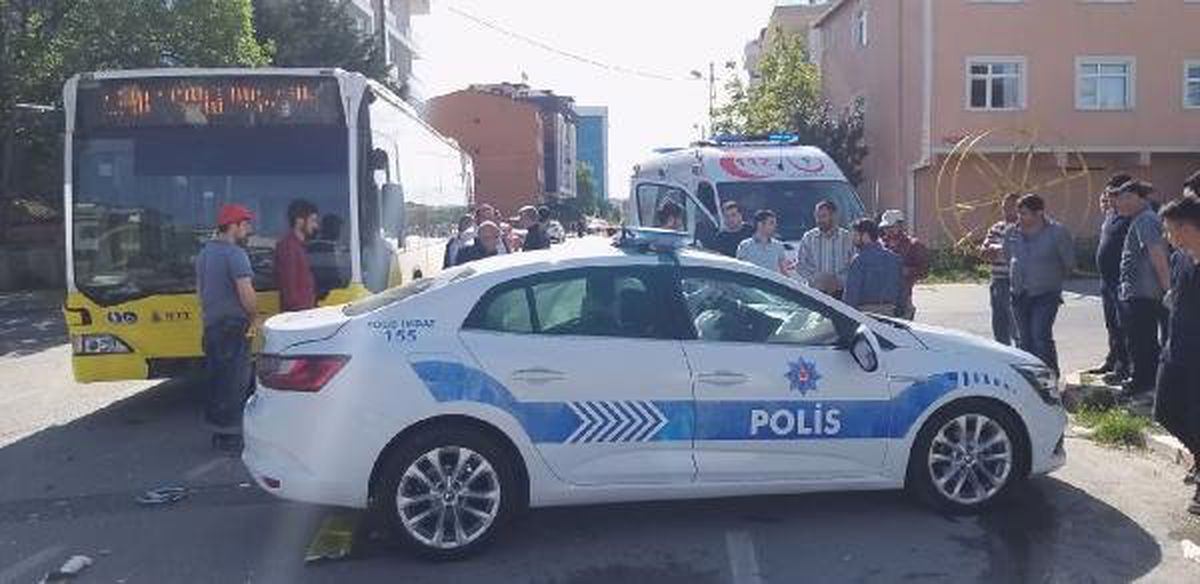 Sultanbeyli\'de İett Otobüsü Polis Aracına Çarptı