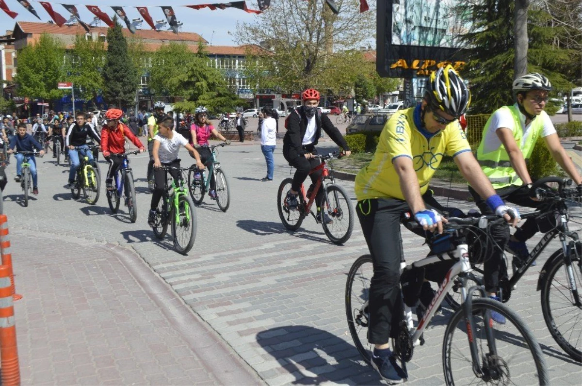 Tados Bisiklet Kulübü Üyeleri, Dikkat Çekmek İçin Pedal Çevirdi