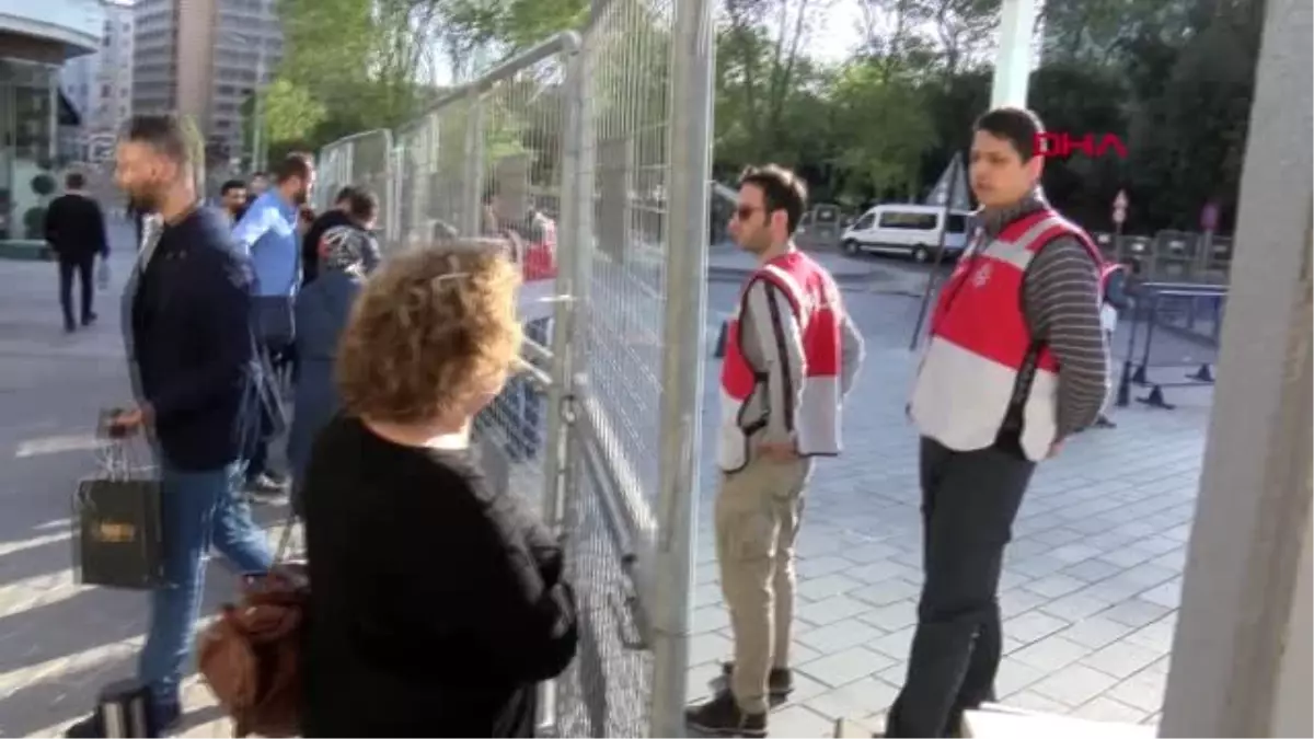 Taksim\'de İşe Gitmek İsteyenler Polis Bariyerlerini Geçemedi