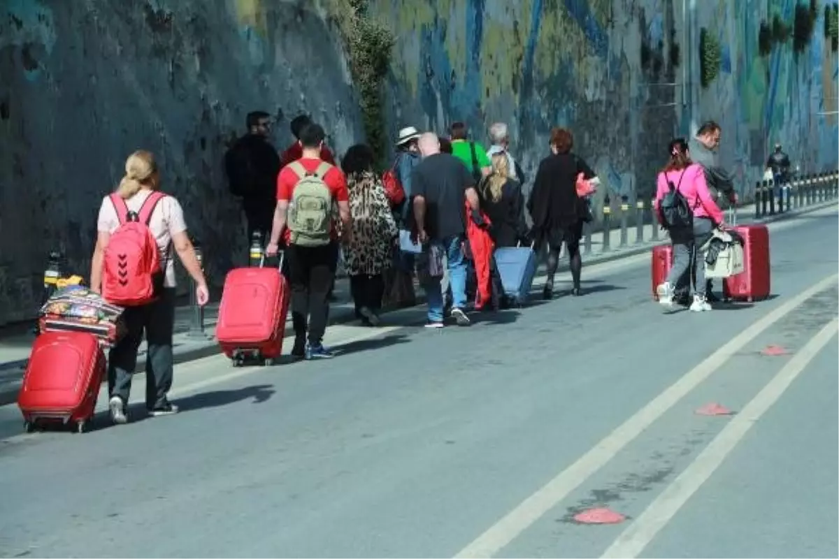 Taksim\'de Turistler Bavullarıyla Yürüdü