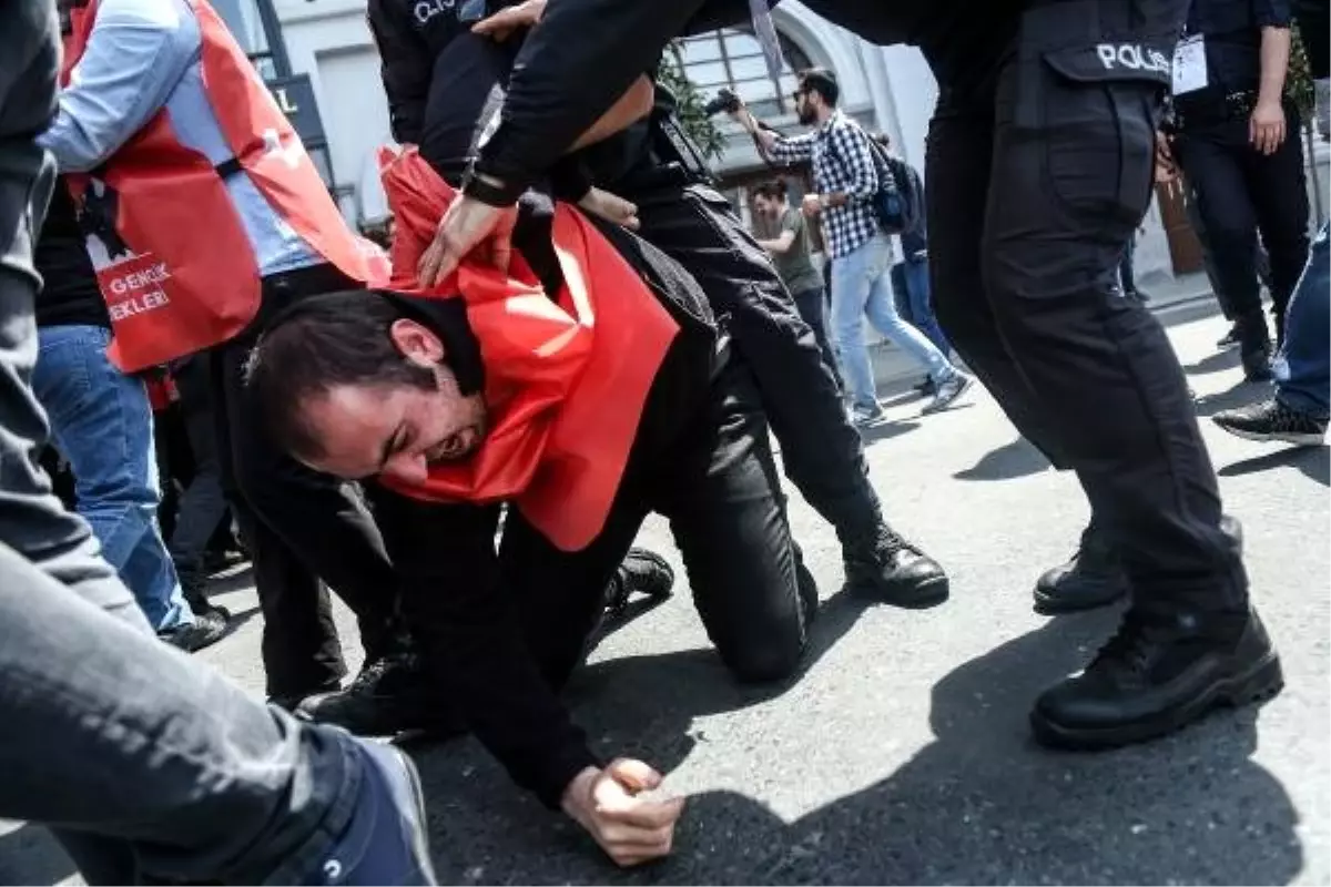 Taksim Meydanı\'na Girmek İsteyen Gruba Polis Müdahalesi