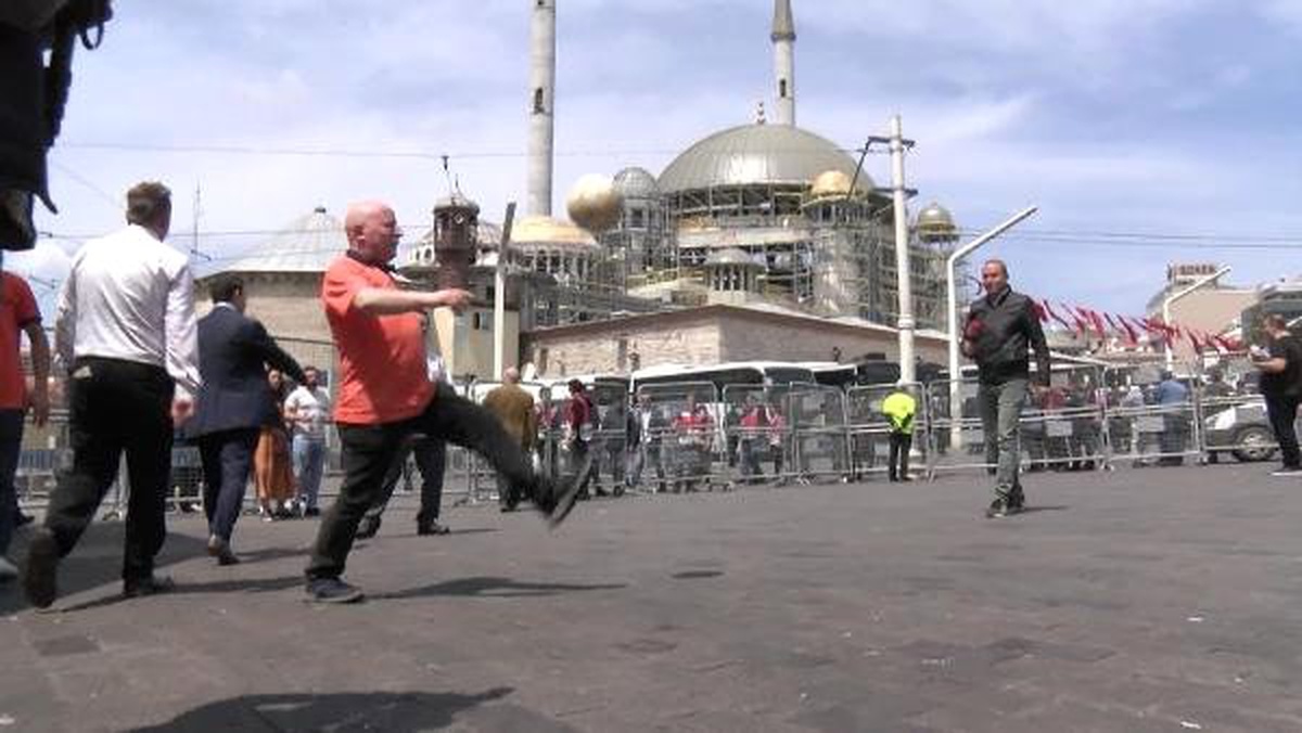 Taksim Meydanı\'nda Futbol Oynadılar
