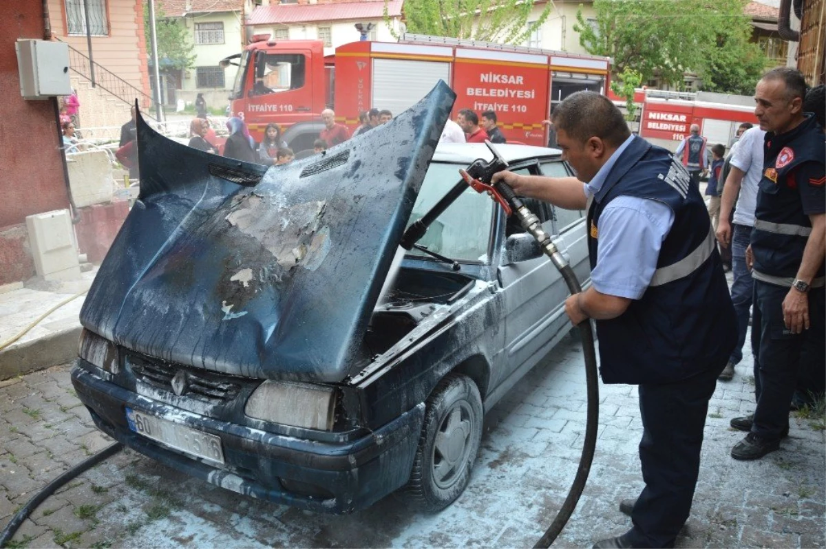 Tokat\'ta Park Halindeki Otomobil Yandı