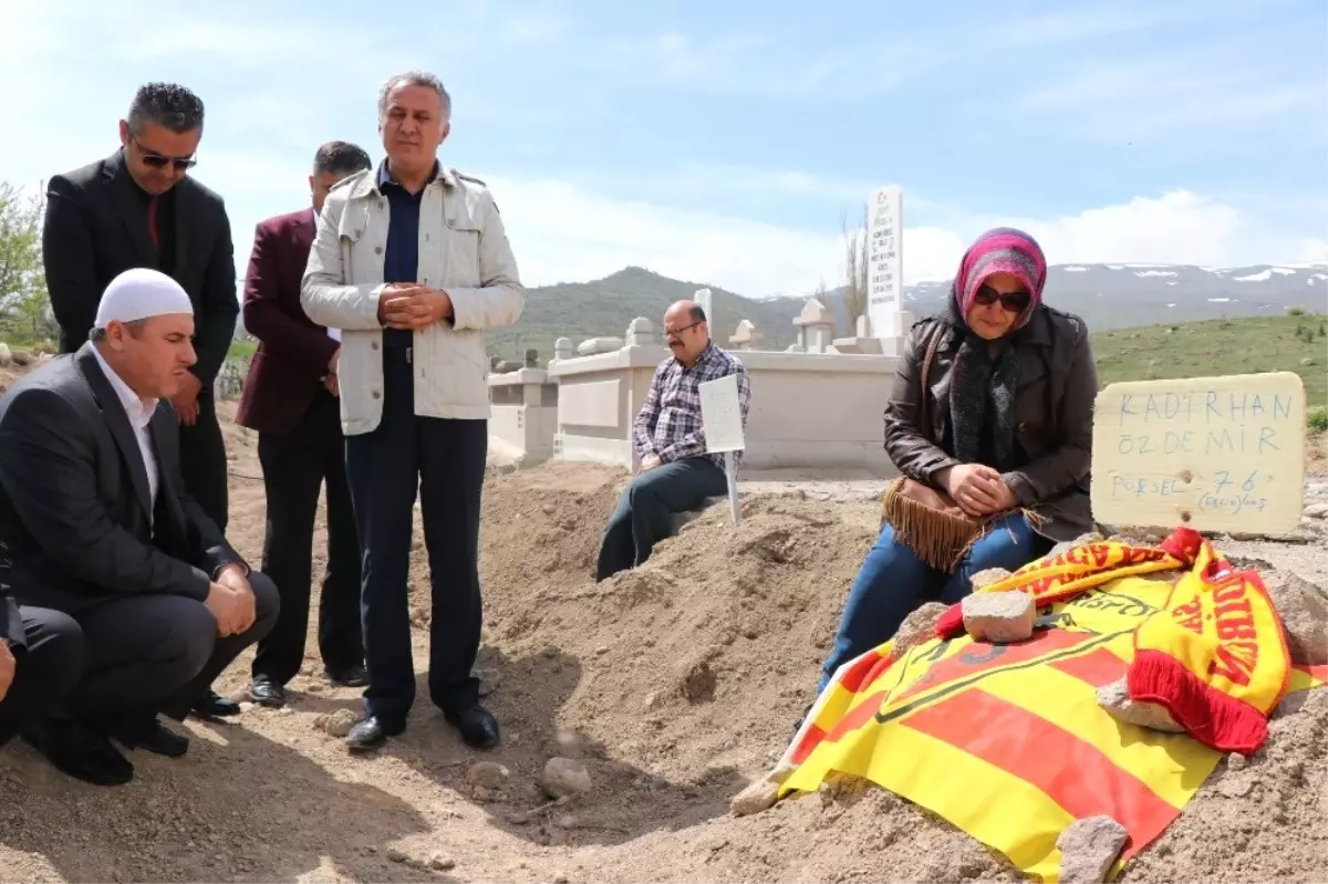 Tüm-İş Genel Başkanı Şahin, İş Kazasında Hayatını Kaybeden Gencin Mezarını Ziyaret Etti