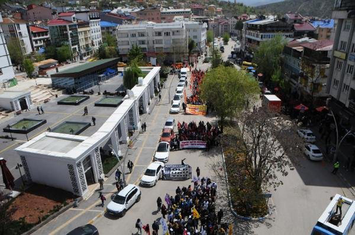 Tunceli\'de İşçilerden Halaylı Kutlama