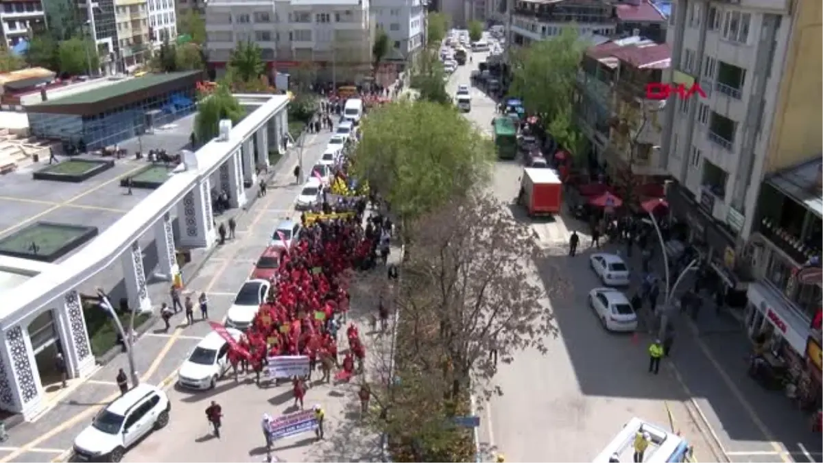 Tunceli\'de İşçilerden Halaylı Kutlama