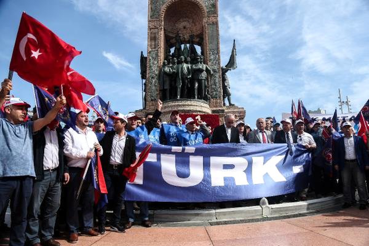 Türk-İş Taksim Kazancı Yokuşuna Karanfil Bıraktı