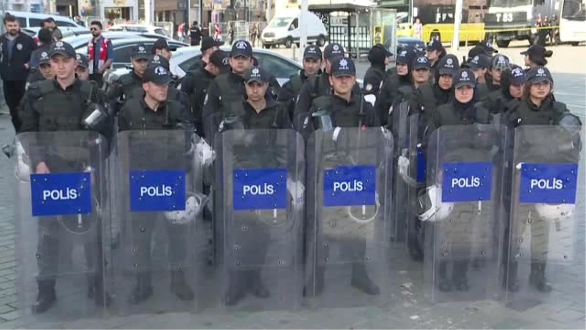 Türk-İş Üyeleri Kazancı Yokuşu\'na Karanfil, Taksim Cumhuriyet Anıtı\'na İse Çelenk Bıraktılar