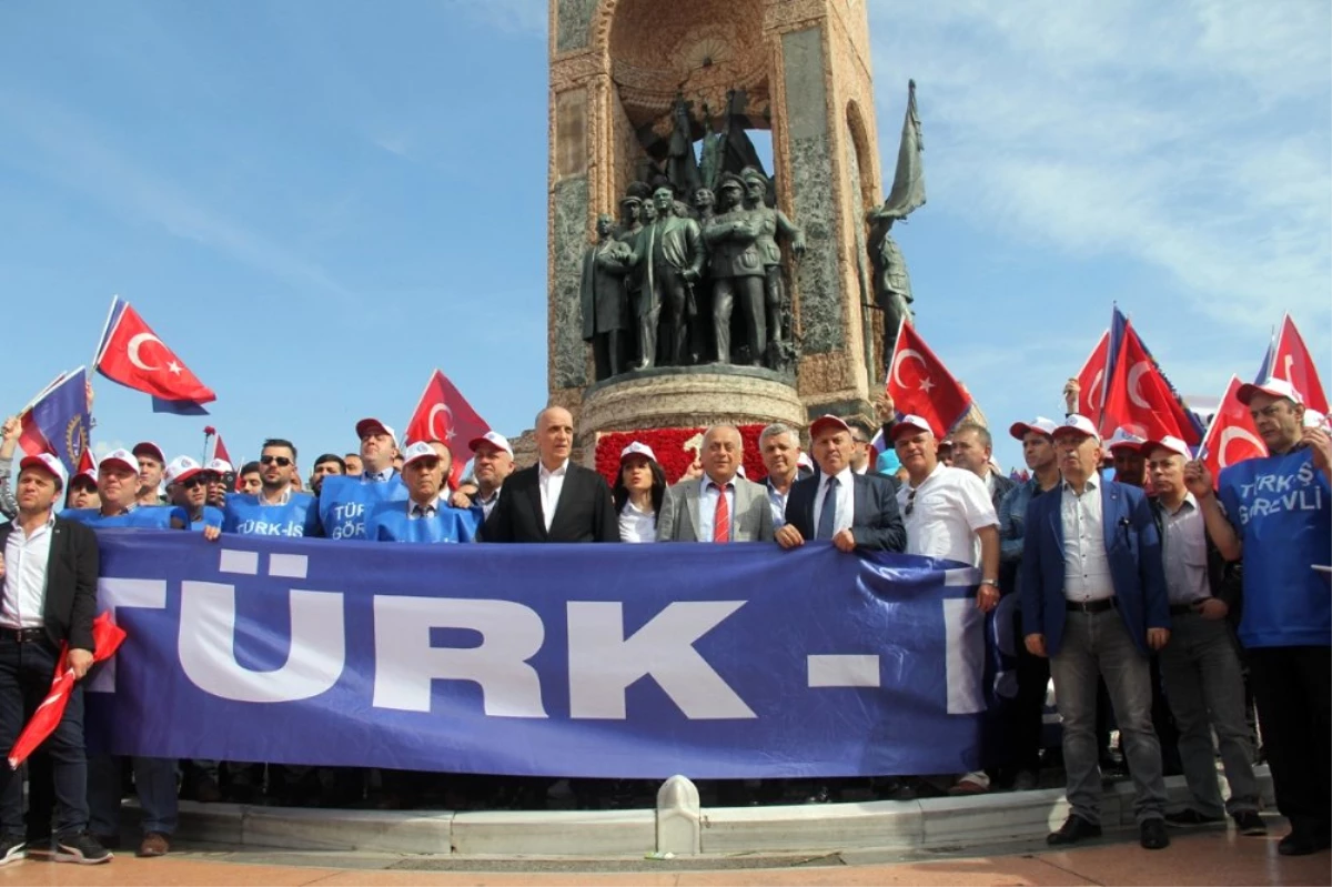Türk-İş Üyeleri Taksim Cumhuriyet Anıtı\'na Çelenk Bıraktı