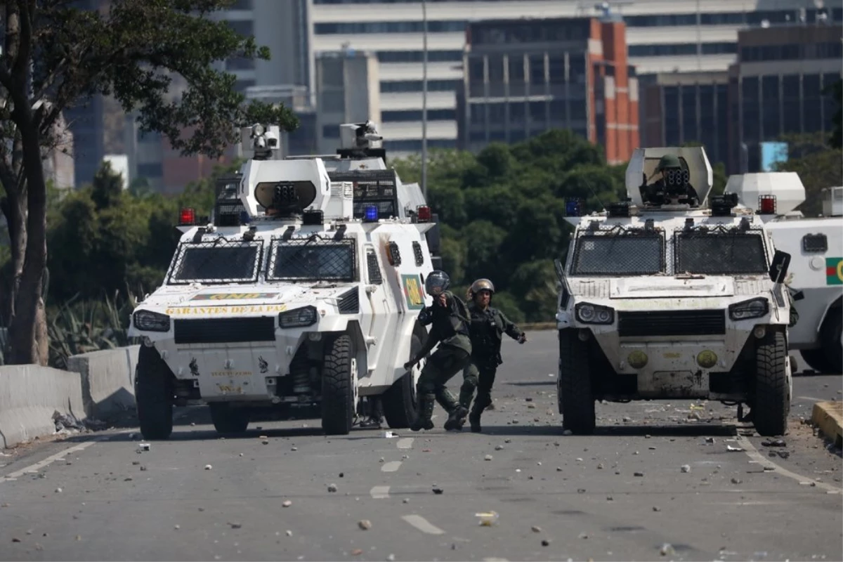 Venezuela\'daki Darbe Girişiminde 69 Kişi Yaralandı