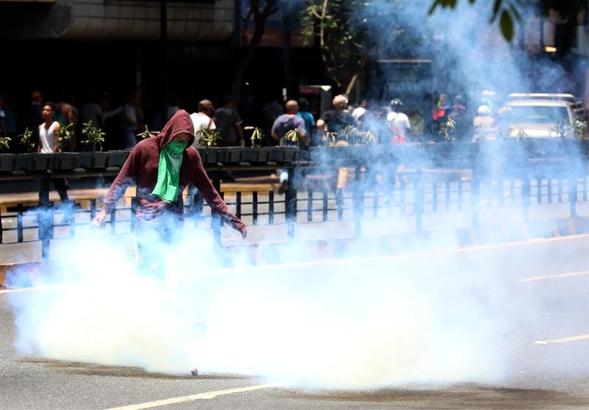 Venezuela\'daki Darbe Girişiminde 69 Kişi Yaralandı