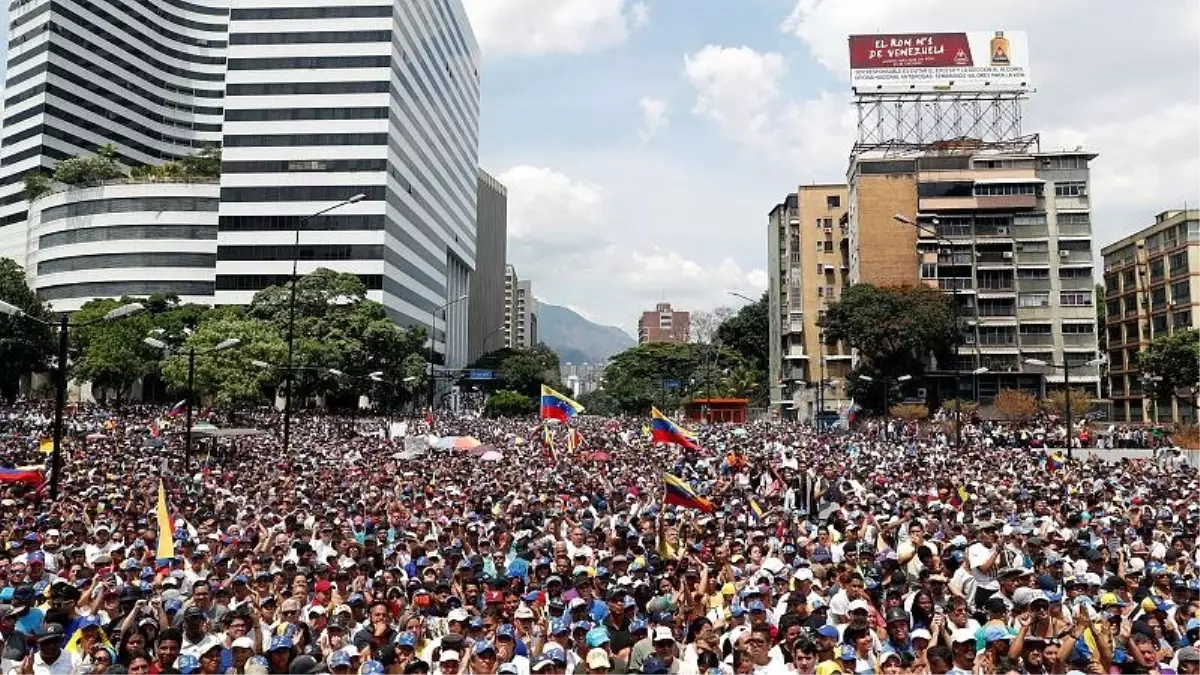 Venezuela: Ordudan Umduğu Desteği Bulamayan Guaido\'nun Çağrısıyla Binlerce Kişi Sokağa Çıktı