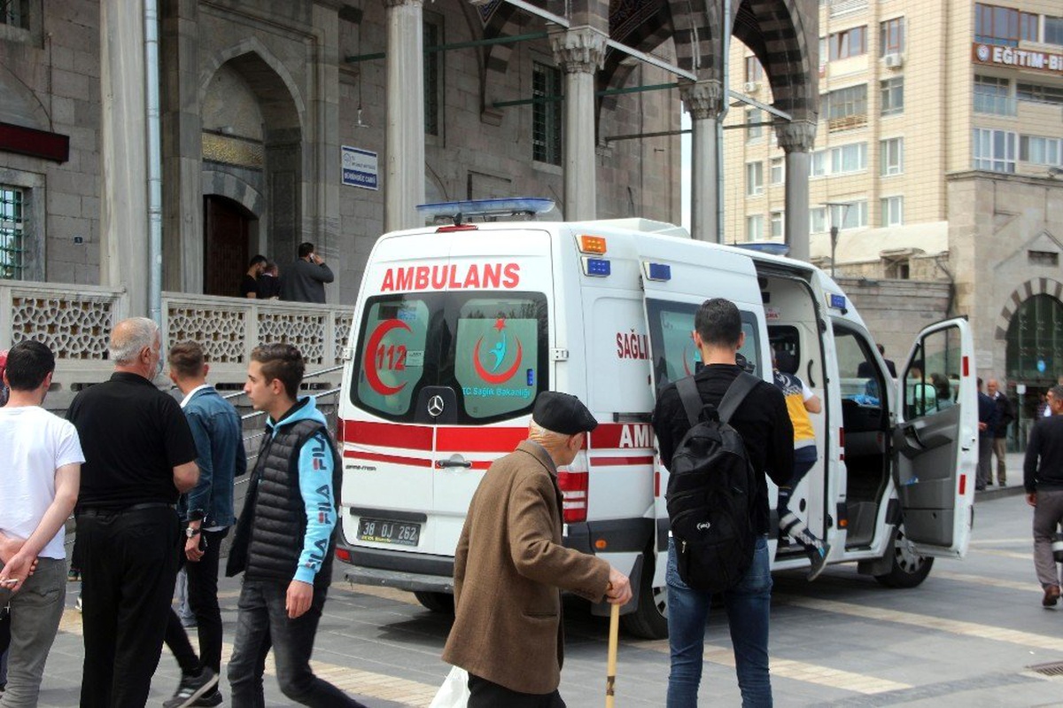 Yaşlı Adam Cami Çıkışında Hayatını Kaybetti