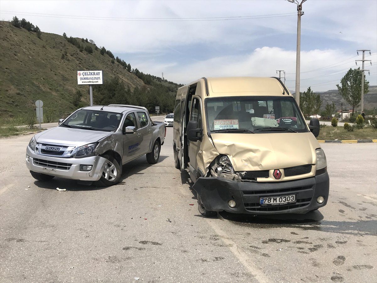 Yolcu Minibüsü ile Kamyonet Çarpıştı: 4 Yaralı