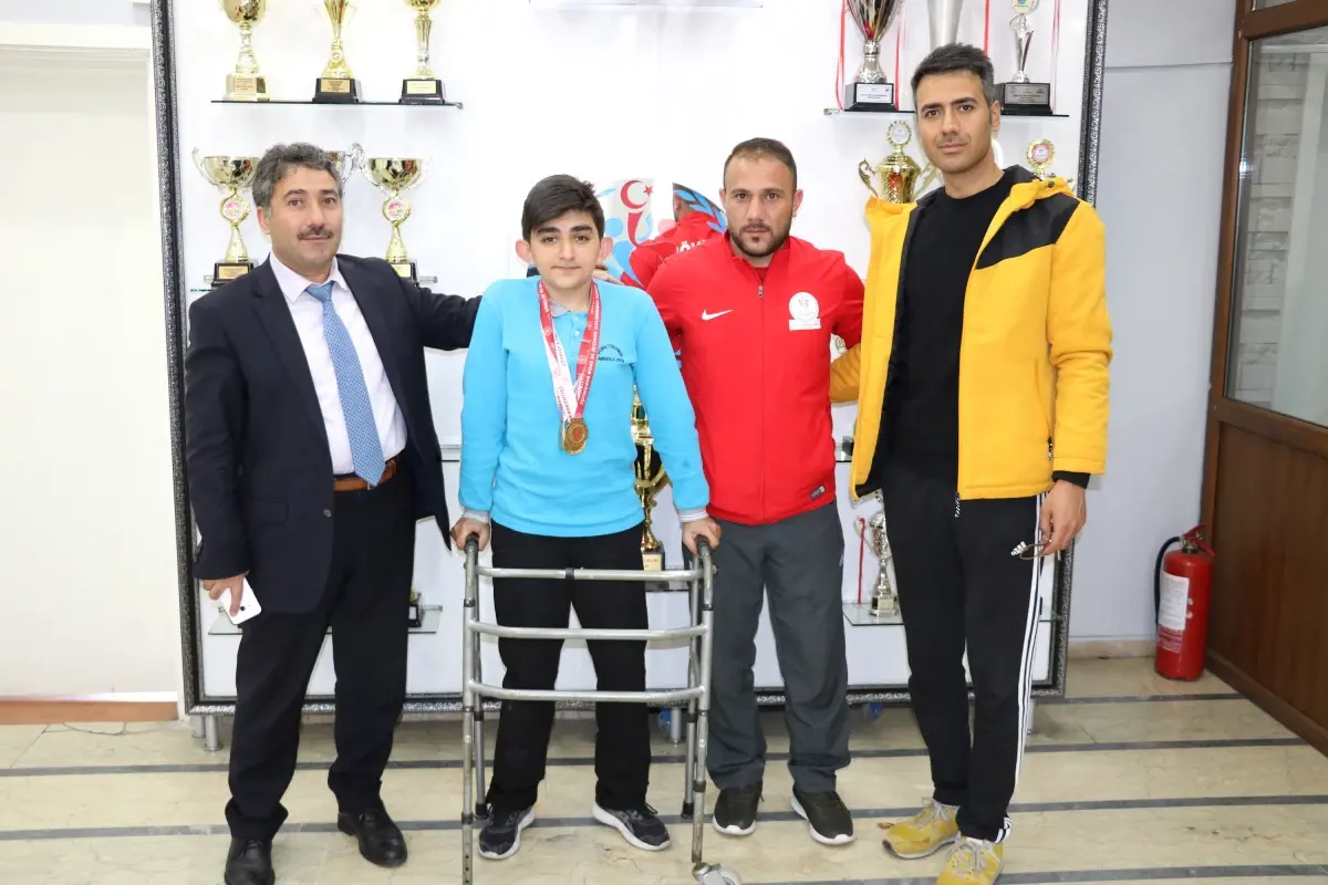 Ağrı\'lı Bedensel Engelli Yüzücüden 4 Altın Madalya