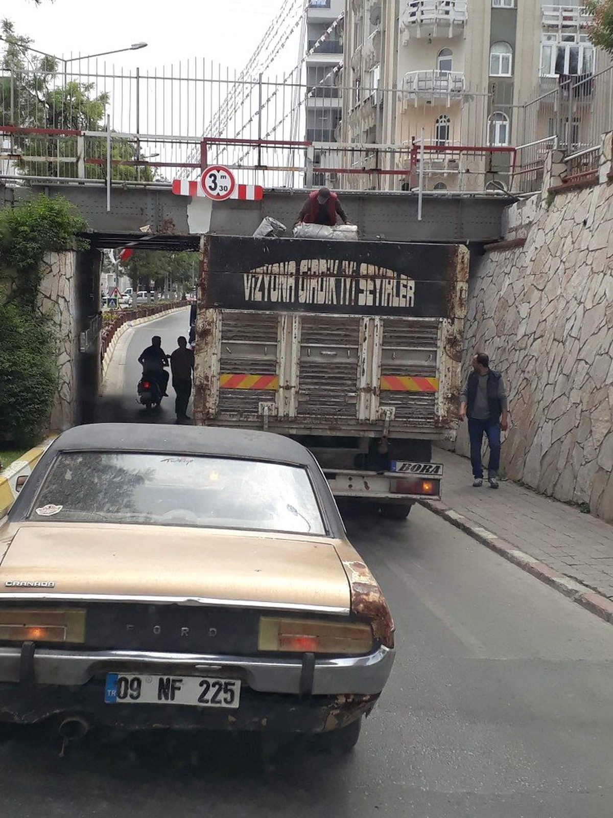 Alt Geçide Sıkışan Kamyon Uzun Uğraşlar Sonucu Kurtarıldı