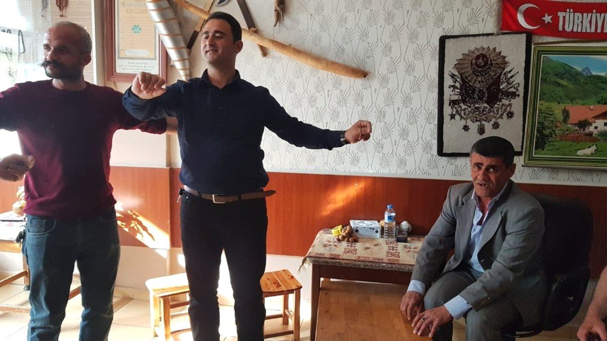 Ayaklı Orkestra Şükrü" Ağzıyla Hem Çalıyor Hem Söylüyor